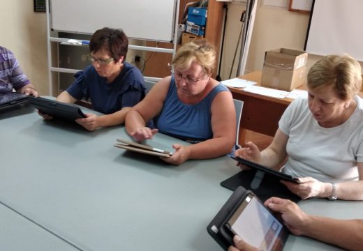 Unha ducia de veciñas de Frades participan na segunda edición do curso gratuíto de manexo de móbiles e tabletas